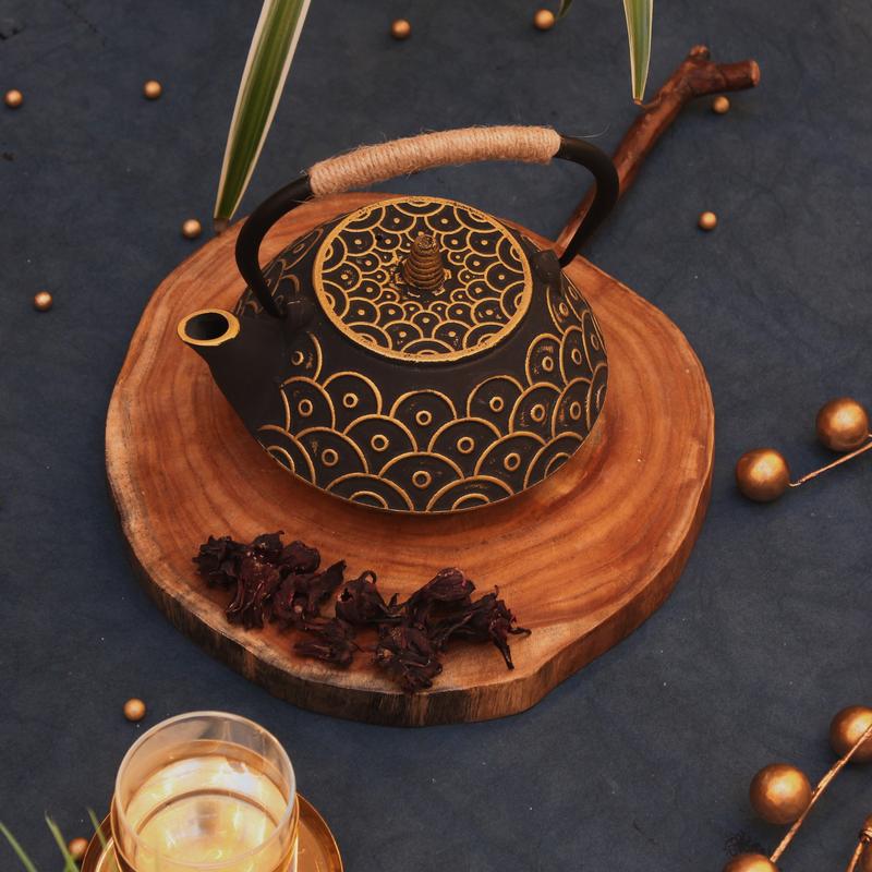 https://cdn.shopify.com/s/files/1/0255/6162/8781/products/black-gold-japanese-kettle-metal-serveware_1_800x.jpg?v=1569493795