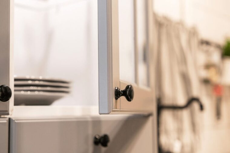 How Much Does It Cost To Put New Doors On Kitchen Cabinets? 8
