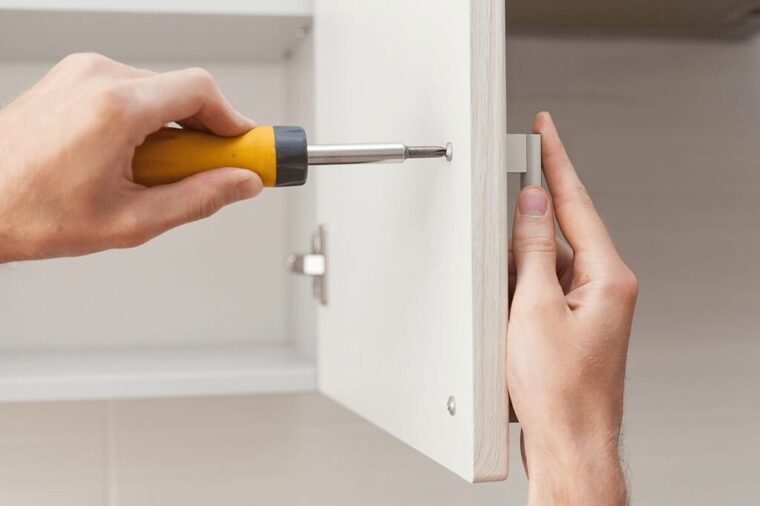 How Much Does It Cost To Put New Doors On Kitchen Cabinets? 9
